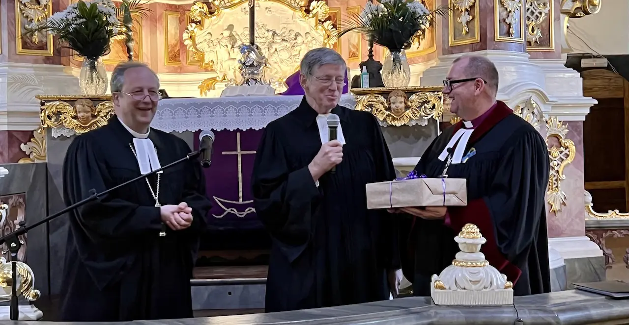 Bischof Christian Stäblein, Pfarrer Justus Werdin und Bischof Waldemar Pýtel im Gottesdienst in der Friedenskirche. Foto: Amet Bick