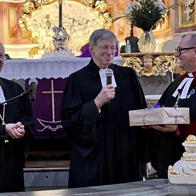 Bischof Christian Stäblein, Pfarrer Justus Werdin und Bischof Waldemar Pýtel im Gottesdienst in der Friedenskirche. Foto: Amet Bick