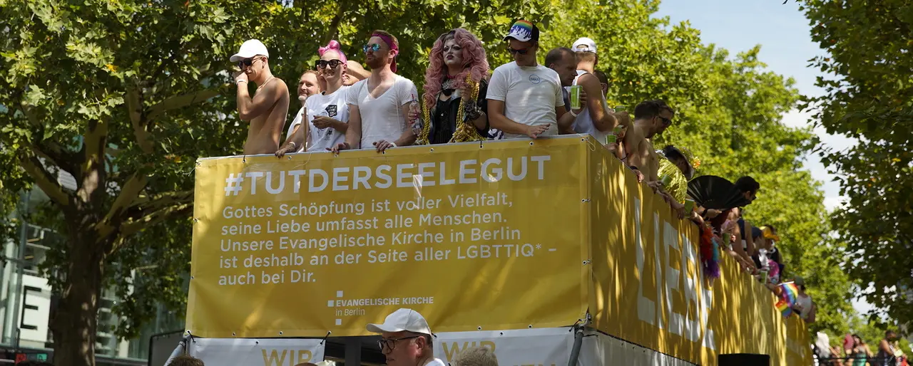 Der Truck der Evangelischen Kirche in Berlin auf dem CSD mit dem Motto "Liebe tut der Seele gut". Fotos: Manuela Schneider, EKBO