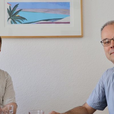 Der jüdische Kantor Assaf Levitin im Gespräch mit Andreas Goetze (rechts). Foto: Manuela Schneider / EKBO