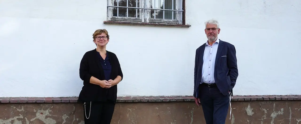 Gemeindereferentin Martina Stamm und Pastor Andreas Timm gestalten mit Gefangenen der JVA Bützow einen Gottesdienst. Foto: JVA Bützow